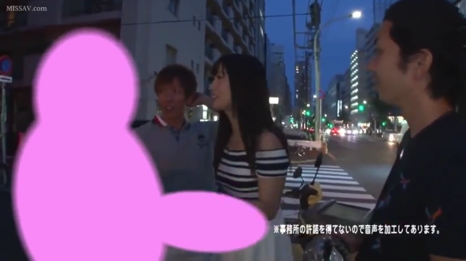 夜间户外 · 黑白条纹露肩上衣 · 交谈 · 画面包含遮挡涂鸦
