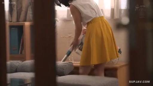 住宅内 · 黄色半身裙 · 窥视视角 · 吸尘器