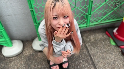 双手特写 · 挑逗 · 室外 · 露趾凉鞋 · 美甲细节