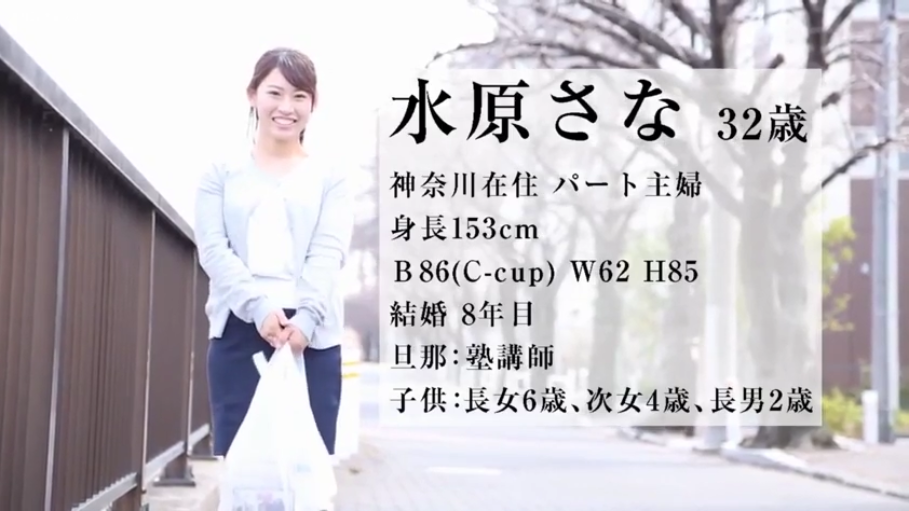 微笑 · 室外 · 人物面部特写 · 深色裙子 · 塑料袋 · 文字简介覆盖在右侧