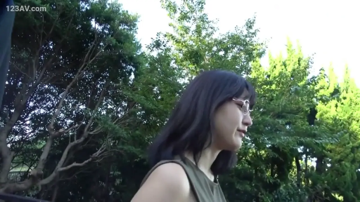 眼镜 · 站立 · 平静 · 户外 · 长发 · 侧脸 · 无袖背心 · 闲逛