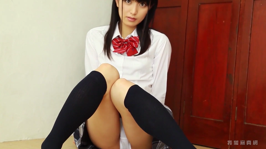 室内 · 坐姿 · 学生制服 · 长发 · 腿部特写 · 展示内裤 · 恬静