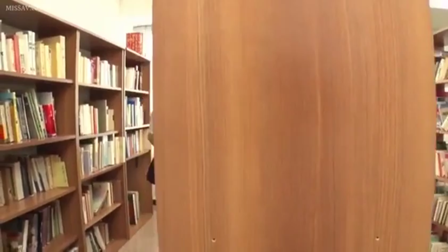 站立 · 制服 · 远景 · 书架 · 偷拍视角 · 图书馆 · 走动