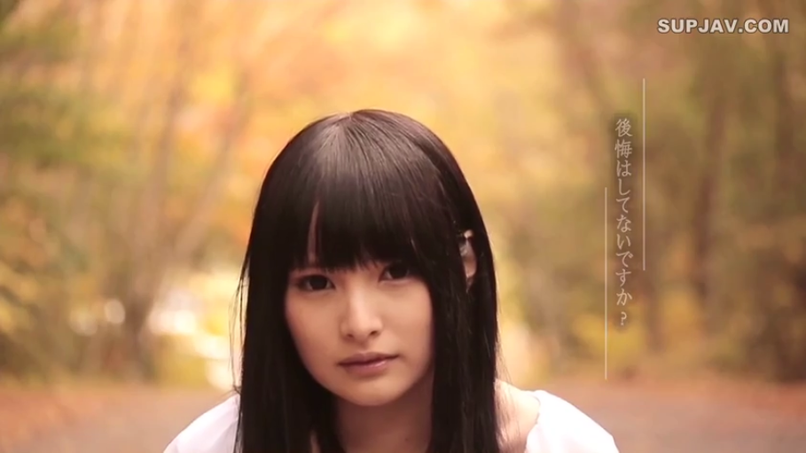 脸部特写 · 平静 · 白色上衣 · 注视 · 户外 · 正面 · 黑长直