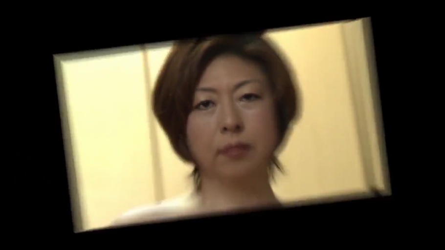 室内 · 严肃 · 脸部特写 · 全裸 · 注视镜头 · 熟女 · 正面