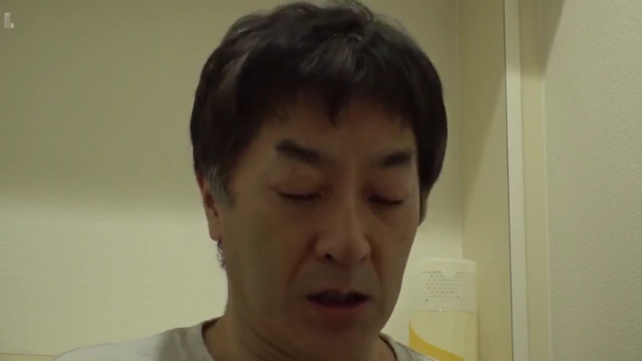室内 · 闭眼享受状 · 中老年男性面部特写 · 浅色圆领T恤