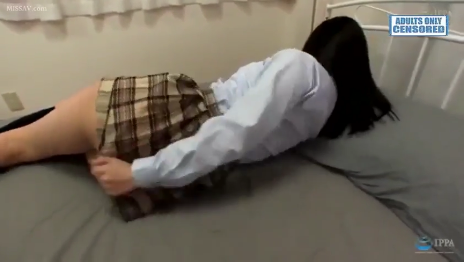 床上 · 制服诱惑 · 不可见 · 格子百褶裙 · 臀部轮廓