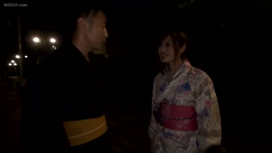 注视 · 人物面部特写 · 暗光环境 · 腰带 · 室外夜间