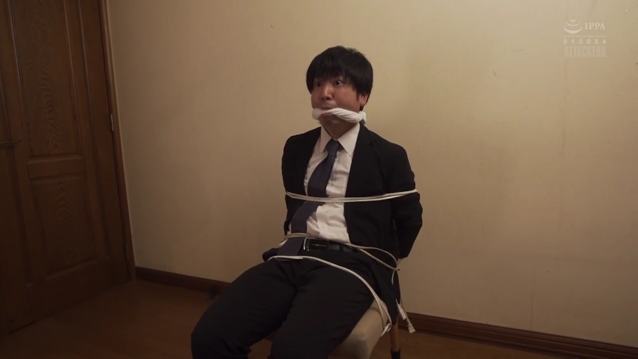 房间 · 深色领带 · 面部特写 · 瞪大眼睛 · 白色布条