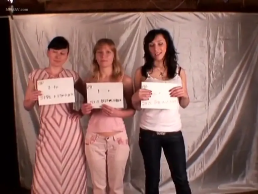 室内 · 站姿 · 全景 · 微笑 · 多人 · 手持牌 · 休闲服装 · 展示牌子