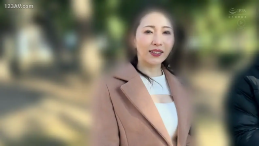 脸部特写 · 自然 · 自然光 · 户外公园 · 白色镂空内搭