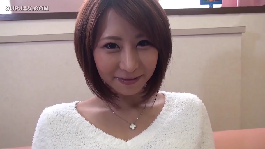 室内 · 坐姿 · 脸部特写 · 微笑 · 注视镜头 · 白色毛衣