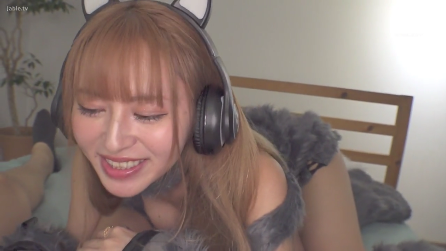 甘美 · 寝室 · 顔のクローズアップ · うつ伏せ · 长发 · 猫耳ヘッドホン · 微笑互动 · 灰色绒毛情趣内衣