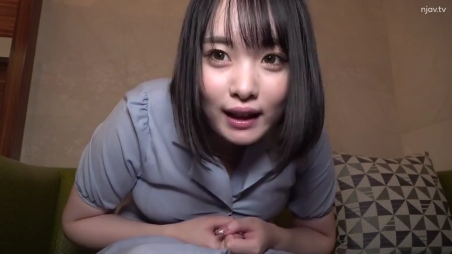 嘴唇微张 · 上半身特写 · 客厅沙发 · 光线柔和 · 浅蓝色连身裙