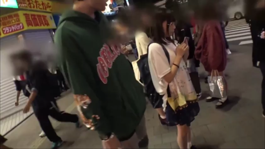 平静 · 绿色连帽卫衣 · 夜间拍摄 · 日本街头