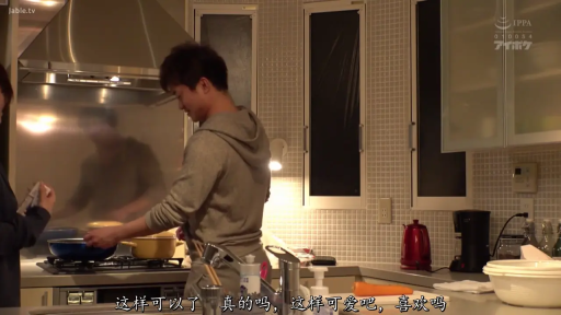 微笑 · 厨房 · 连帽卫衣 · 厨具 · 字幕显示对话内容