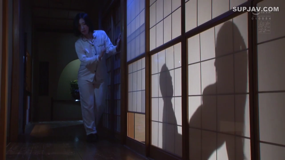 全身 · 站立 · 睡衣 · 日式住宅