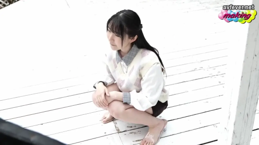 上半身特写 · 透明凉鞋 · 注视前方 · 户外露台 · 阳光明亮