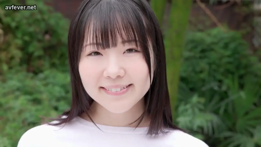 脸部特写 · 微笑 · 白色上衣 · 树林