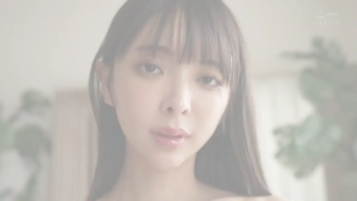 室内 · 眼神特写 · 嘴唇微张 · 柔光滤镜 · 裸露肩膀
