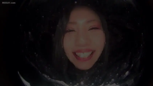 室内 · 面部特写 · 正对镜头 · 欢笑 · 黑色服装