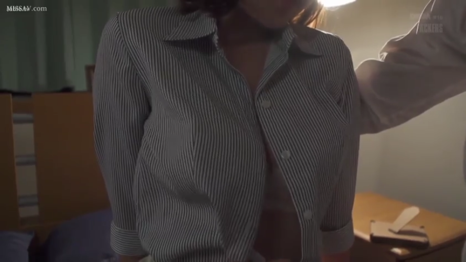 胸部 · 卧室 · 站立 · 床 · 模糊 · 亲密接触 · 竖条纹衬衫