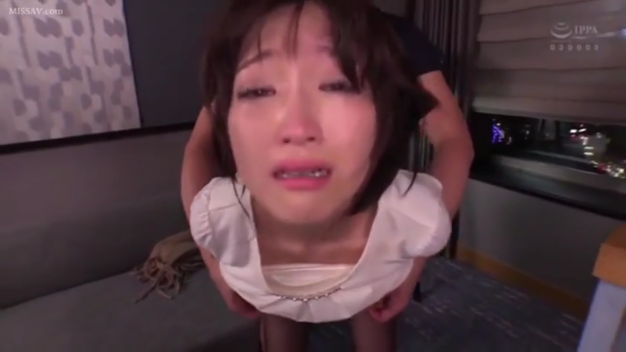 后入式 · 酒店房间 · 泪眼汪汪 · 白色上衣 · 悲伤 · 眼泪