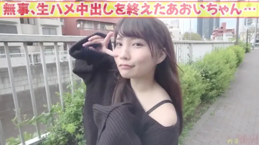 肩部特写 · 日语字幕 · 自信微笑 · 黑色针织毛衣 · 户外人行道