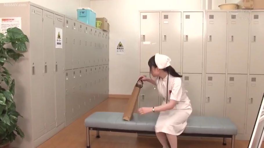 专注 · 更衣室 · 听诊器 · 白色护士制服
