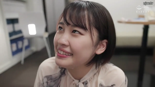 室内 · 顔部のクローズアップ · 微笑 · 对视 · 仰视 · アジア人女性 · 浅色衬衫
