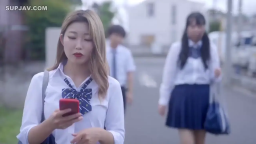 户外 · 书包 · 面无表情 · 蓝白格子领结 · 人物半身特写