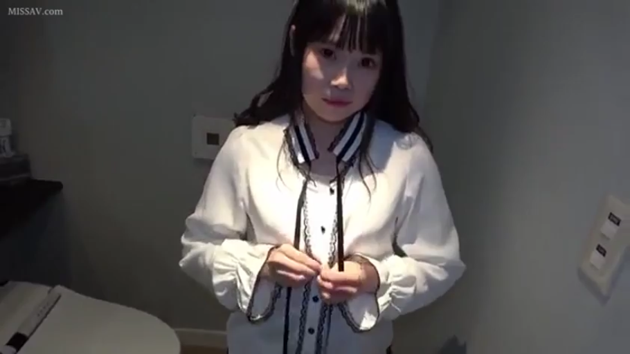 手部特写 · 注视 · 洗手间 · 制服风格