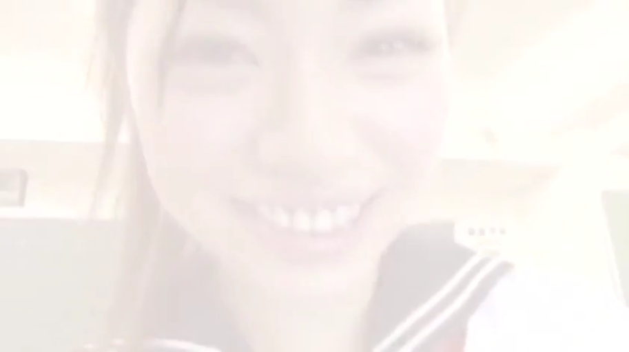 教室 · 脸部特写 · 微笑 · 日本校服 · 光线过曝