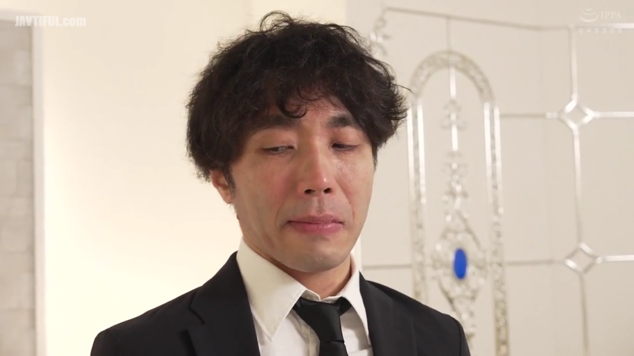 室内 · 痛哭 · 黑色领带 · 面部特写 · 泪水