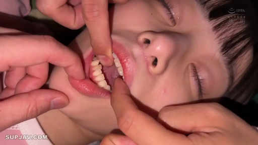 卧室 · 闭眼 · 躺姿 · 睡衣 · 嘴部特写 · 掰开嘴巴 · 牙科题材