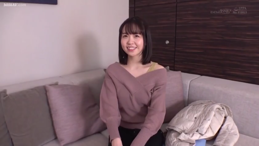 自然放松 · 顔のクローズアップ · 室内沙发 · 内搭露肩