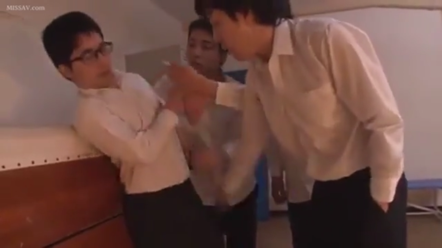 站立 · 中景 · 白衬衫 · 多人 · 惊恐 · 体育馆 · 跳箱 · 欺凌