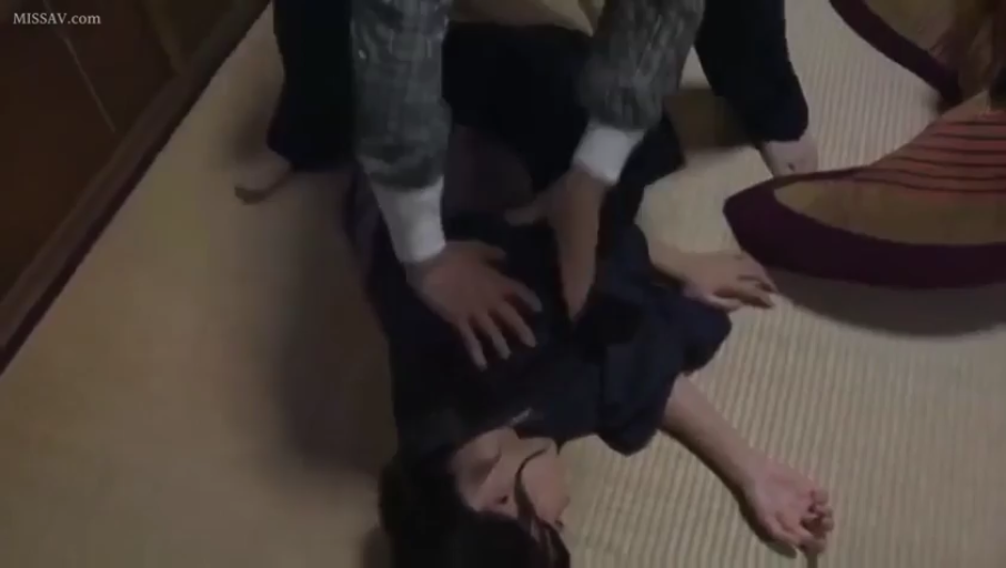 榻榻米 · 和服 · 无力反抗 · 压制性交 · 俯视视角