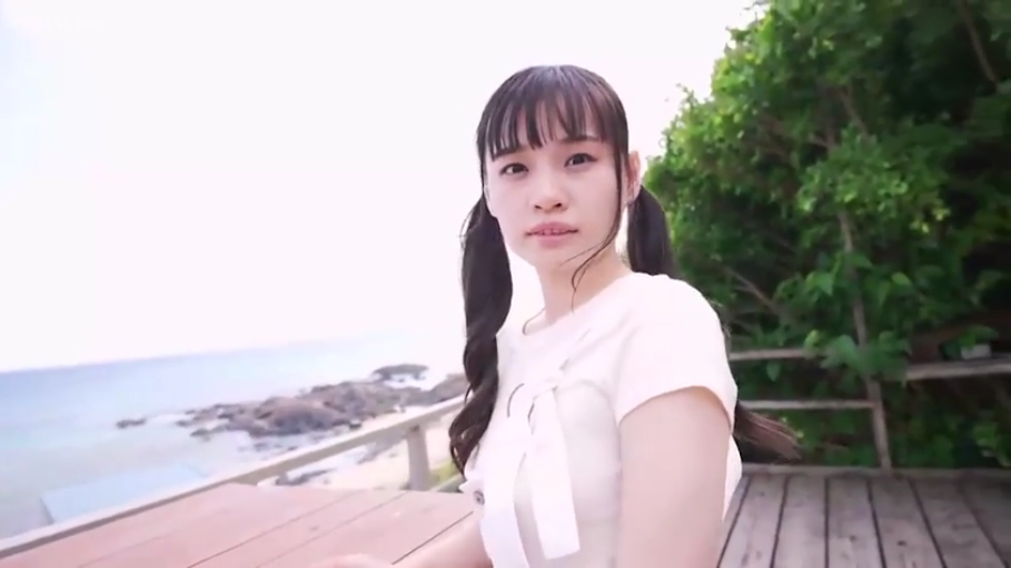 脸部特写 · 注视 · 白色上衣 · 海边 · 自然光