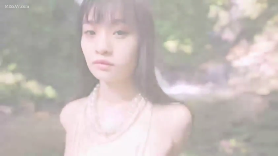 忧郁 · 面部特写 · 注视 · 正面站立 · 森林 · 珍珠项链