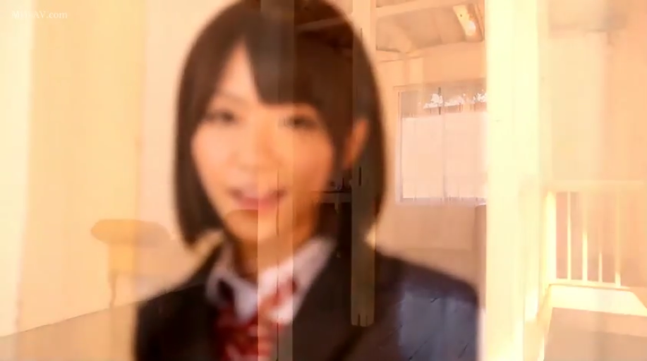 房间 · 温柔 · 面部特写 · 深色校服外套 · 光线明亮