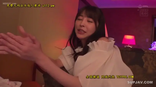 室内 · 坐姿 · 交谈 · 中景 · 陶醉 · 白色一字领上衣 · 粉色台灯