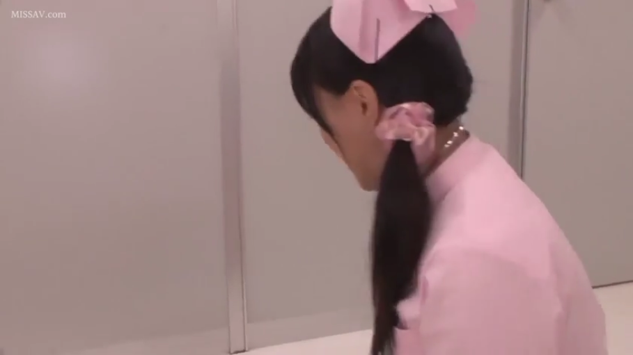 室内 · 粉色护士服 · 平静 · 粉色发圈 · 头部及颈部特写