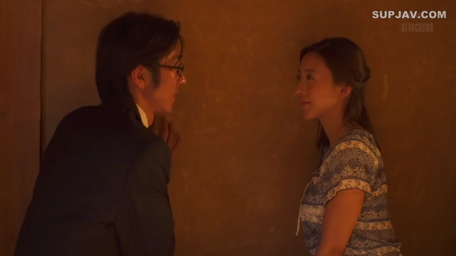 室内 · 眼镜 · 半身 · 对视 · 面对面站立 · 柔和 · 暖色调 · 西装与碎花衫