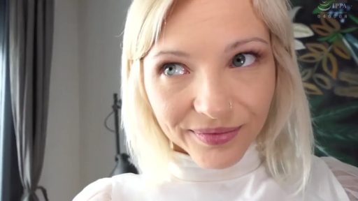 室内 · 微笑 · 面部特写 · 金发 · 正面 · 斜视 · 白色高领上衣 · 鼻环