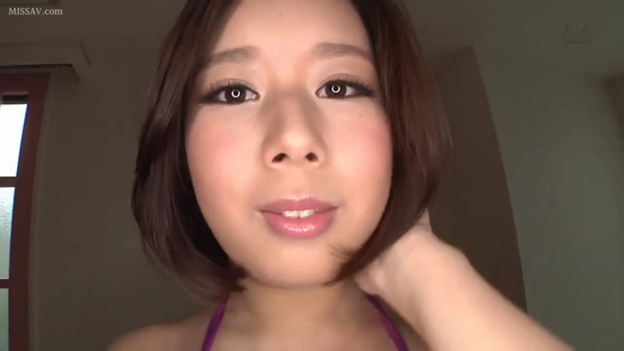 室内 · 脸部特写 · 微笑 · 注视镜头 · 短发 · 正面 · 紫色比基尼