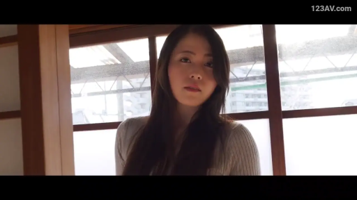 和室 · 中景 · 站姿 · 注视 · 针织衫 · 平淡 · 长发