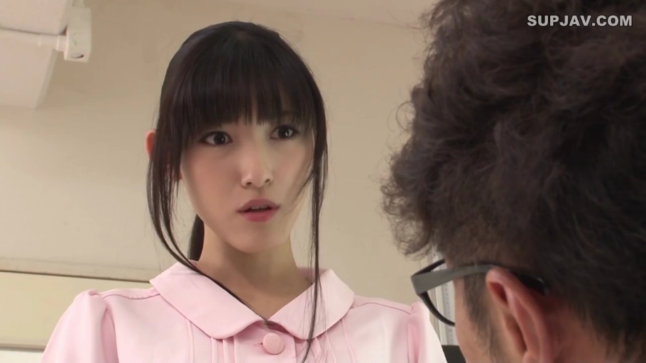 诊室 · 注视 · 粉色护士制服 · 侧拍视角