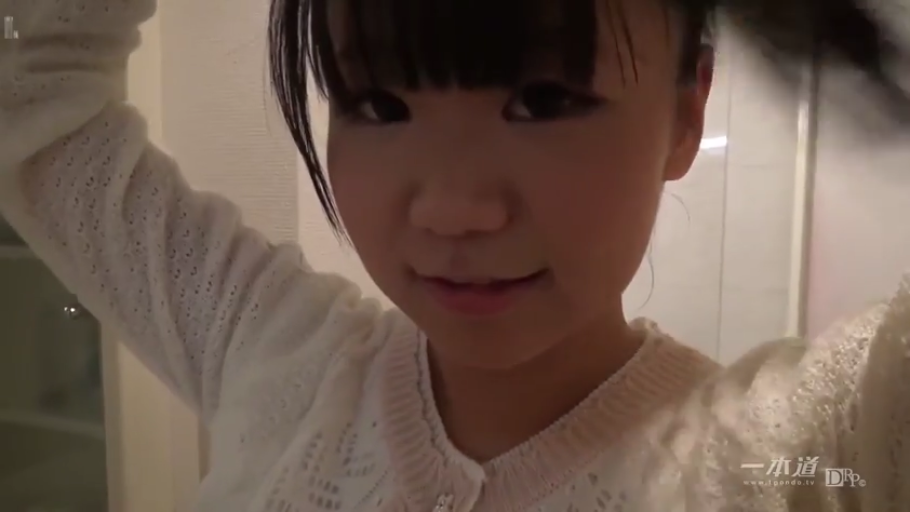 室内 · 微笑 · 面部特写 · 亚洲女性 · 整理头发 · 白色针织开衫 · 举起双手