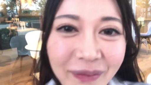 室内 · 脸部特写 · 微笑 · 注视 · 长发 · 靠近镜头 · 浅色休闲装